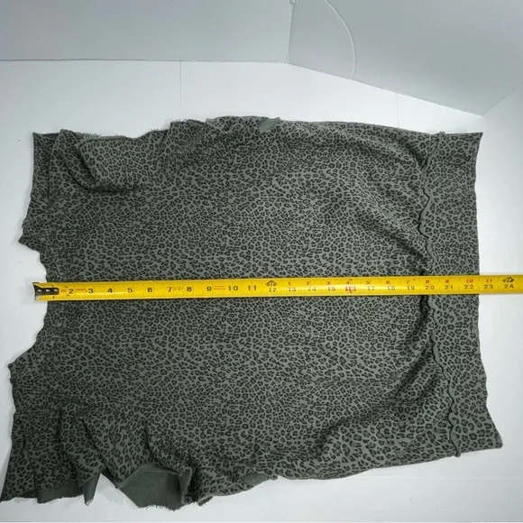 ANTHROPOLOGIE t.la Ruffle Sleeve Womens Sweatshirt Green Animal Print Size Large - Picture 8 of 8